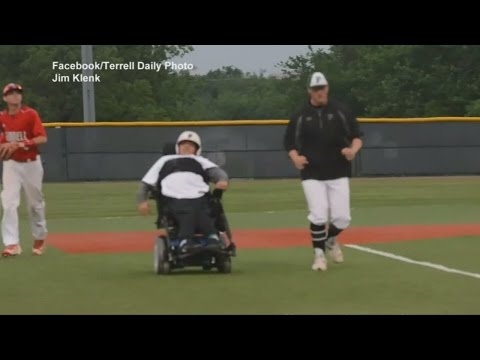 طالب أميركي يشارك بكرسي متحرك في مباراة بيسبول