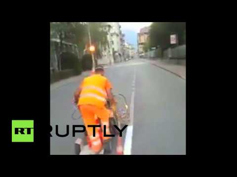 إيطالي يبرع في صبغ خطوط الشوارع