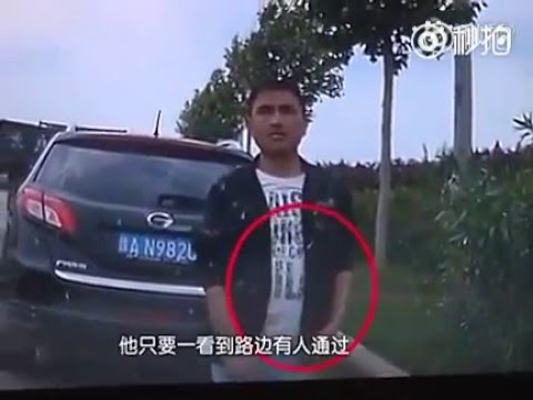 بالفيديوشاهد حرامي يسرق حقيبة داخل سيارة بـنبلة