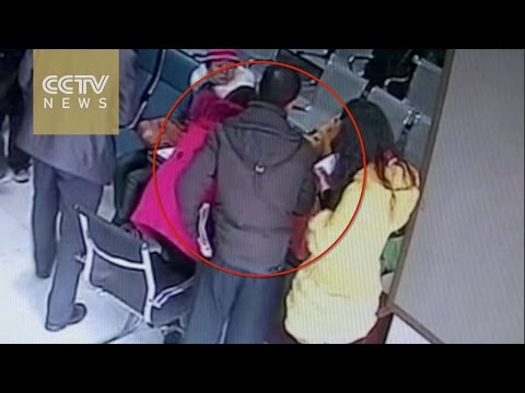 لص محترف ينتشل حقيبة سيدة داخل بنك