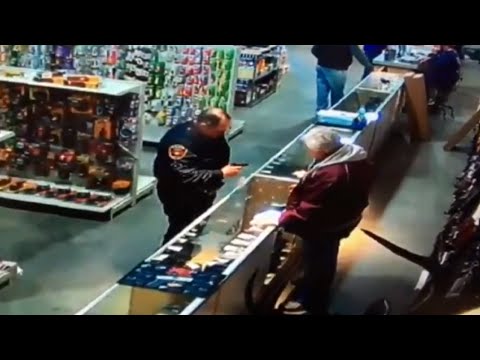 شرطي يُطلق النار على إصبعه بالخطأ