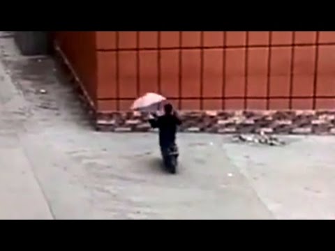 مكالمة تليفون ومظلة يؤديان إلى حادث طريف