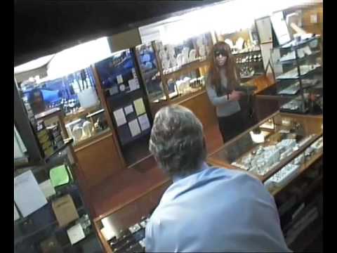 لص يتنكر في زي امرأة حسناء