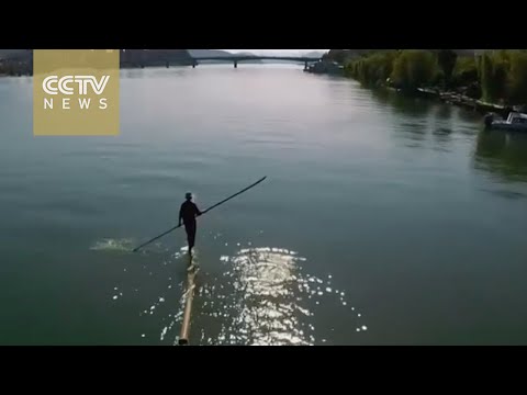 صيني يسير على الماء بعصا بامبو