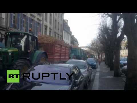 مزارعون يتركون جراراتهم في شوارع مورليه الفرنسية