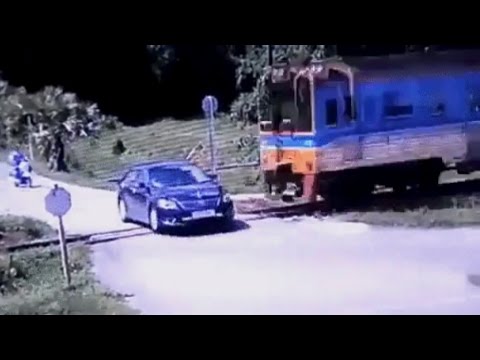 قطار يخفى سيارة اعترضت طريقه