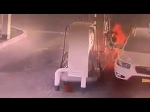 فيديو لحظة اشتعال النيران في سيارة