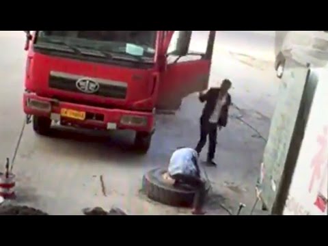 عقوبة مؤلمة لعامل استهان بقوة إطار شاحنة