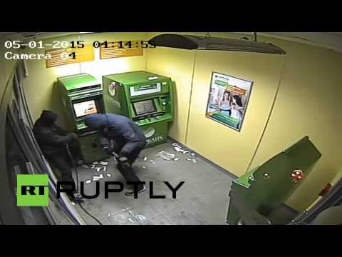 شابان يحاولان سرقة صراف آلي بتحطيمه