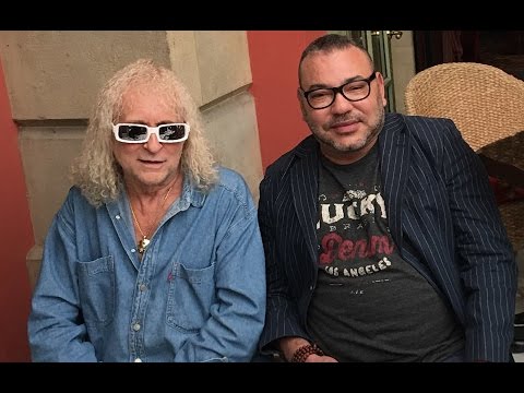 مطرب فرنسي يحكي لحظة التقاطه صورة مع الملك محمد السادس