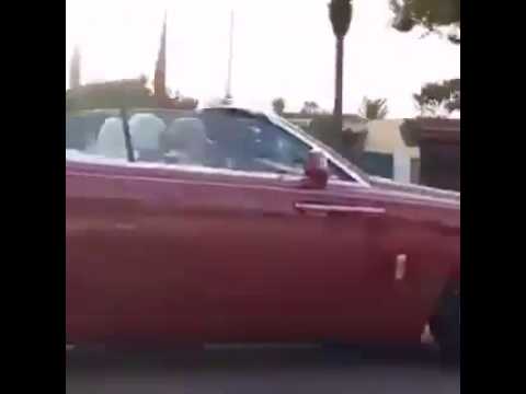 بالفيديو الملك محمد السادس يتجول بسيارة حمراء مكشوفة