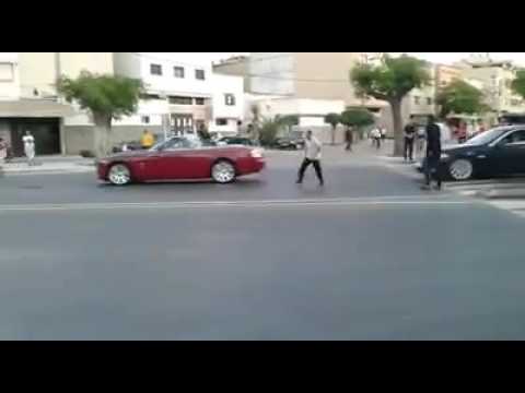 بالفيديو شخص يعترض الموكب الملكي في شارع الكفاح يعقوب المنصور