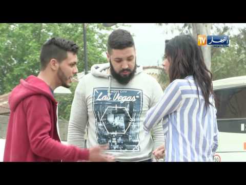 فيديو فتاة تطلب الهاتف لإجراء اتصال ولا تعيده لصاحبه