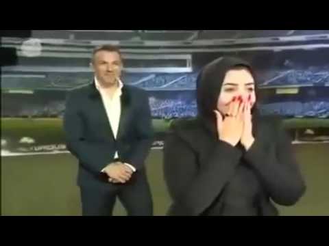 فتاة تعانق نجم إيطاليا دل بييرو