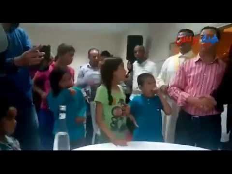 الفكاهي الخياري يبكي بشكل مدهش