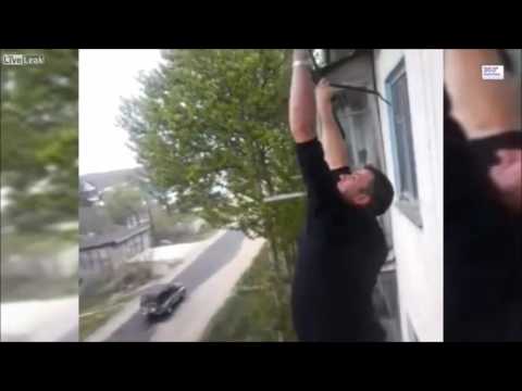 سكران حاول الانتقال من بلكونة إلى أخرى