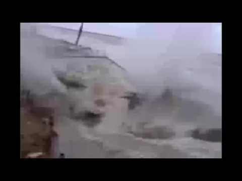 الأمواج العاتية تبتلع منزلًا في الهند