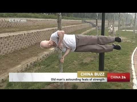 مسن يتحدى الشباب بتمارين رياضية صعبة