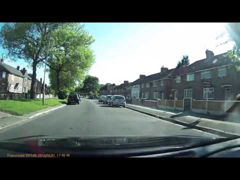 طفل يقاطع دروس تعلم القيادة لأداء رقصة طريفة