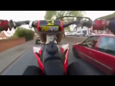 سائق دراجة نارية يوثق لحظات تهوره في القيادة