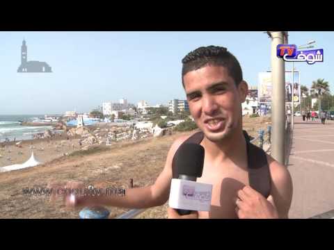 موقف طريف لطفل يرتدي دلوا