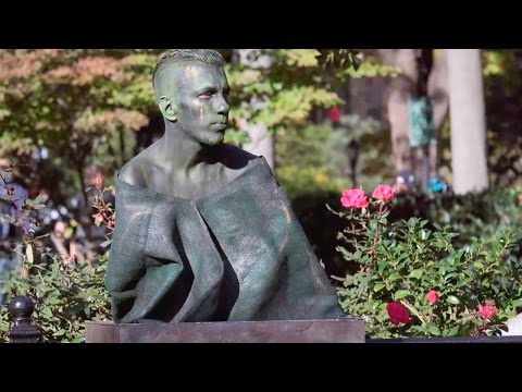 شاهد مقلب التمثال البشري