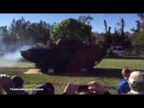 مرشح برلماني أسترالي يقود دبابة ويحطم سيارة دودج