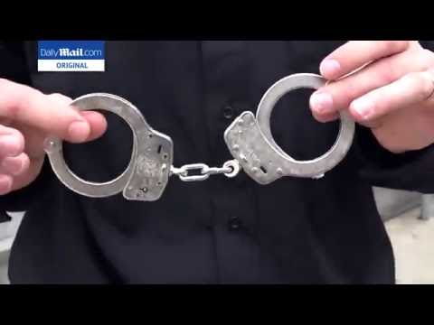 عميل سابق في الـسي آى أى يكشف طريقة فك الكلابشات