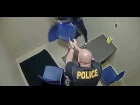 شاهد ماذا فعل مجرم مع شرطي أثناء التحقيق