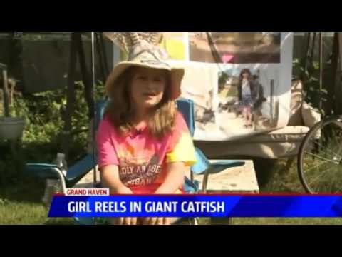 طفلة تصطاد سمكة قرموط أكبر من طولها