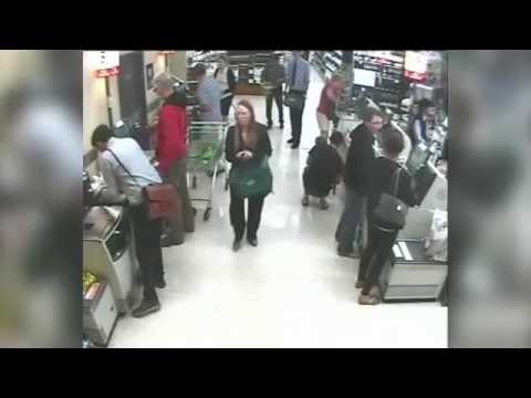 لقطات مثيرة لأب ينقذ ابنه من السقوط على الأرض