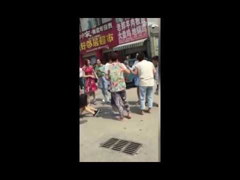 امرأة غاضبة تضرب عشيقة زوجها في الشارع