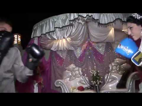 شاهد عريس وزوجته يتبادلان اللكمات في حفل زفافهما