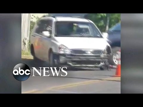 طفل يسرق حافلة مدرسة