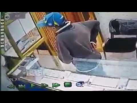 لحظة اعتداء مجرم على صاحب محل بـسكين