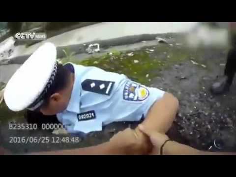 شاهد حفرة عميقة تبتلع شرطي صيني وسط زملائه