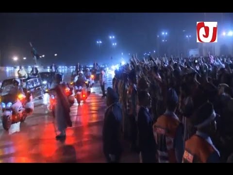 شاهد  الملك محمد السادس يحيي الجماهير على طول طرقات الدار البيضاء