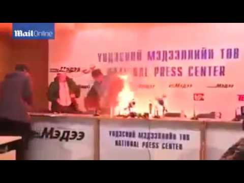 فيديو وزيرالإسكان يحرق نفسه أمام المواطنين