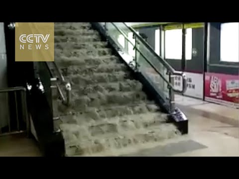 بالفيديو شلالات من الأمطار على سلالم المترو في الصين