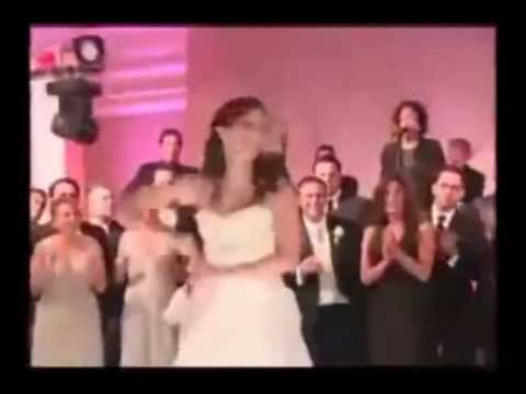 عريس وعروسة يشعلان حفل زفافهما بوصلة رقص