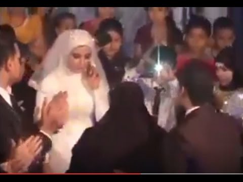 موقف للعريس يتسبب في بكاء عروسه أمام المدعوين