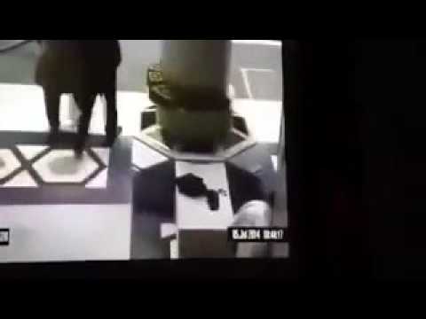 لحظة القبض على لصين يسرقان المصلين بالحرم المكي