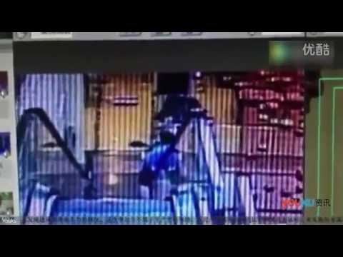 لحظة سقوط رجل صينى وطفله من سلم كهربائى