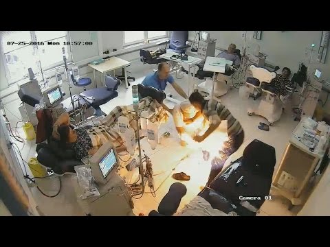 شاهد رجل يشعل النار في المرضى في قسم غسيل الكلي