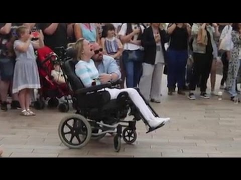 بالفيديو رجل مخلص يفاجئ زوجته المشلولة كليا بطريقة استثنائية