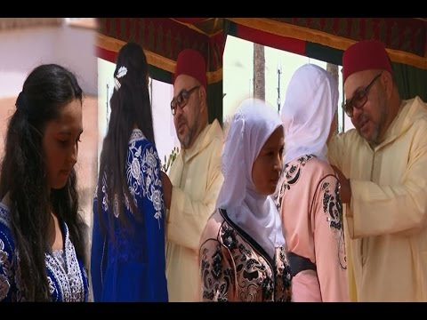 بالفيديو الملك محمد السادس يوشح التلميذتين الحاصلتين على أعلى معدل في الباكالوريا