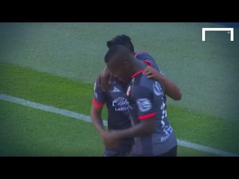 بالفيديو مهاجم يعاقب مدافع على خطئه بهدف صاروخي