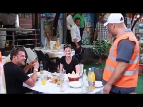 بالفيديو رئيس بلدية الناظور يدفع فاتورة وجبة غذاء لسائحين أوروبيين