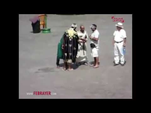 هكذا يبتز الباعة الجائلين السياح الأجانب  في جامع الفنا