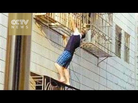 بالفيديو لحظة سرقة حقيبة امرأة في السعودية